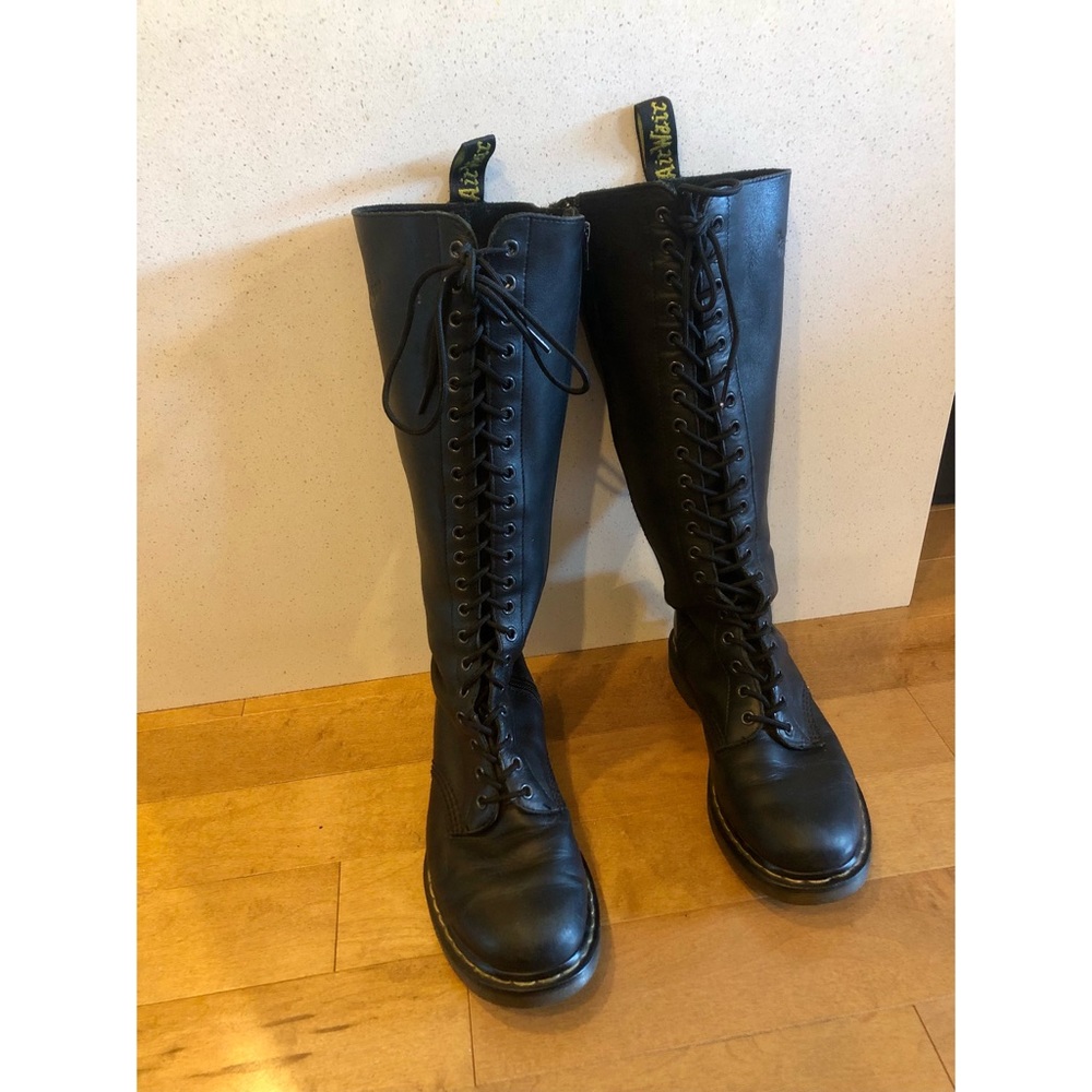 DR. MARTEN 20-hole combat boots Size 9 black